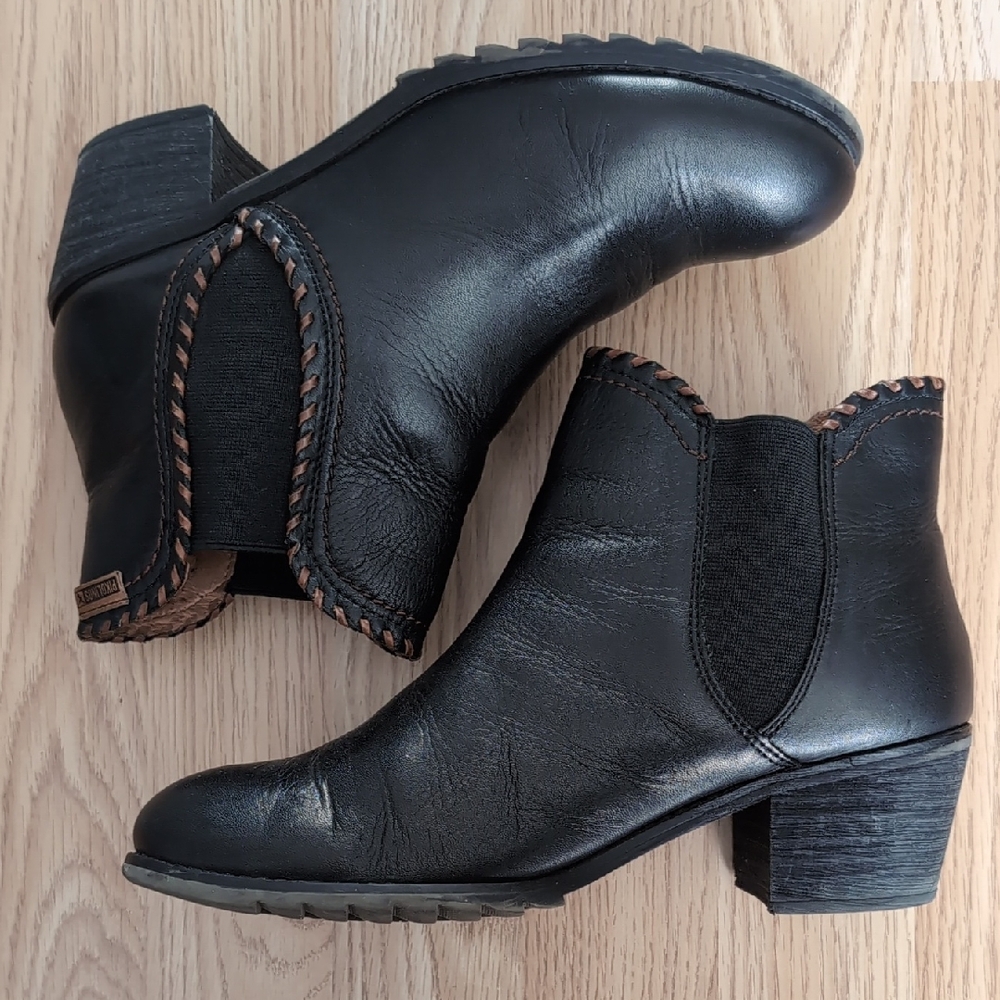 Casual Pikolinos Black Ankle Boots With Elastic Inserts
